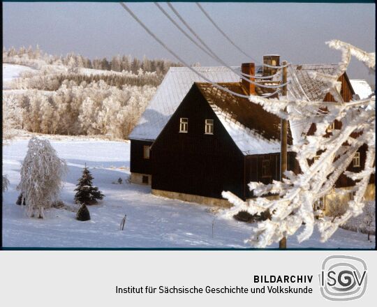 Verschneiter Kleinbauernhof in Schellerhau 1970
