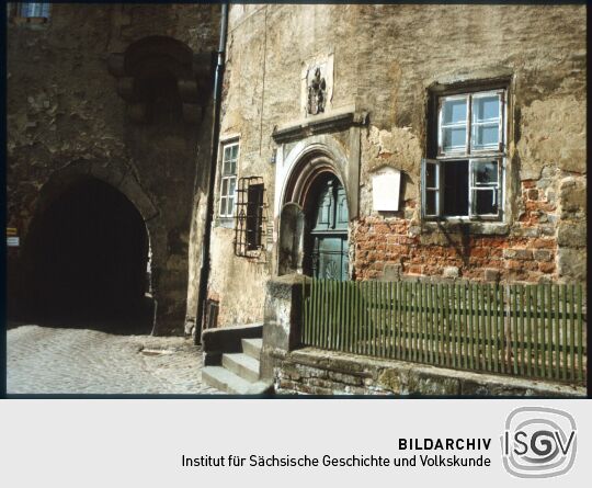 Eingansportal zum Burglehen (Freiheit 2) mit Sitznischenportal neben dem vorderen Burgtor in Meißen 1979