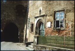 Bild: Eingansportal zum Burglehen (Freiheit 2) mit Sitznischenportal neben dem vorderen Burgtor in Meißen 1979