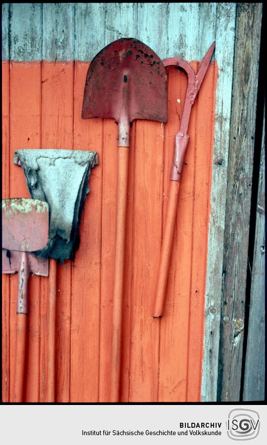 Geräte zum Feuerlöschen an einer Baracke in der Nähe des Bahnhofs Mügeln, 1995