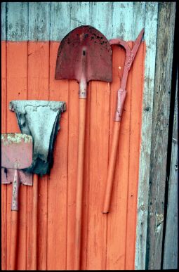 Bild: Geräte zum Feuerlöschen an einer Baracke in der Nähe des Bahnhofs Mügeln, 1995