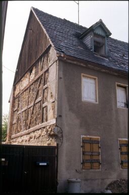 Bild: Gebäude mit Teils freiligender Fachwerkwand in Mügeln 1995