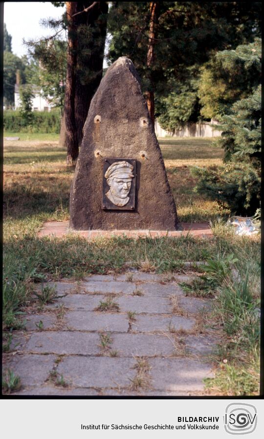 Ernst-Thälann-Denkmal in Mügeln, 1995. Eine über dem Portrait Thälmanns angebrachte Platte fehlt.