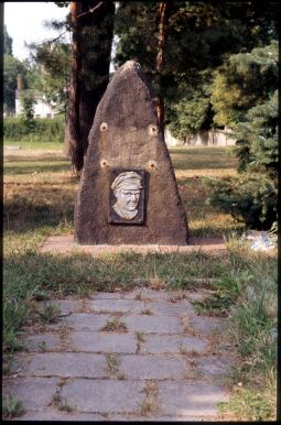 Bild: Ernst-Thälann-Denkmal in Mügeln, 1995. Eine über dem Portrait Thälmanns angebrachte Platte fehlt.