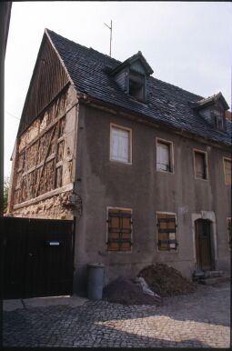 Bild: Gebäude mit Teils freiligender Fachwerkwand in Mügeln 1995