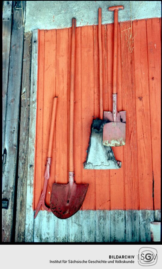 Geräte zum Feuerlöschen an einer Baracke in der Nähe des Bahnhofs Mügeln, 1995