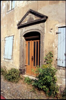 Bild: Hauseingang mit klassizistischer Steinfassung in Mügeln 1995. Das Portal ist im Giebel über der Tür auf das Jahr 1805 datiert.