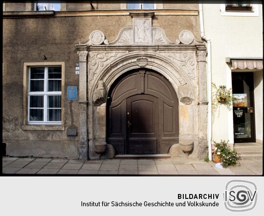 Portal des sogenannten Maltitzschen Bergamts am Markt Dippoldiswalde 1990, Renaissanceportal (Sitznischenportal) aus dem 16. Jahrhundert