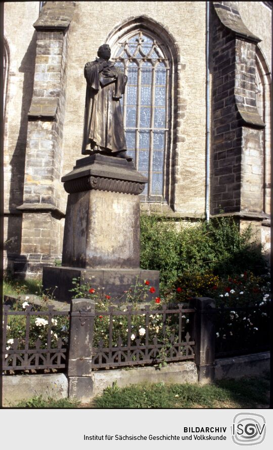 Luther-Denkmal hinter dem Chor der Stadtkirche St. Marien und Laurentius in Dippoldiswalde