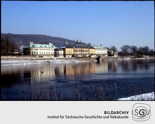 Blick über die Elbe auf Schloss Pillnitz in Dresden