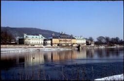 Bild: Blick über die Elbe auf Schloss Pillnitz in Dresden