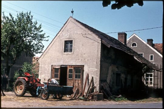 Traktor vor einem Gebäude in Nieder-Neundorf 1966