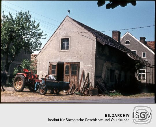 Traktor vor einem Gebäude in Nieder-Neundorf 1966
