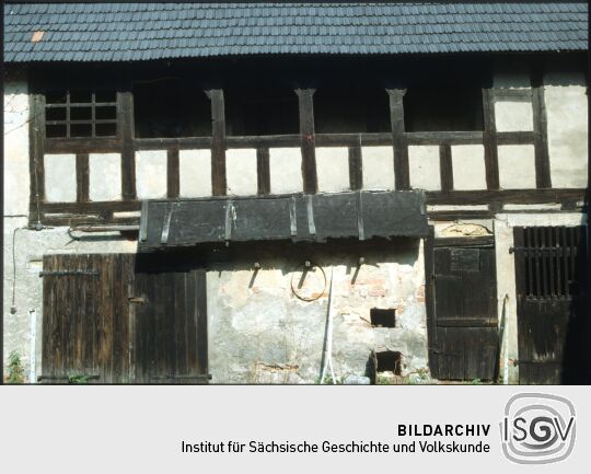 Gebäude mit einem Laubengang in Breunsdorf