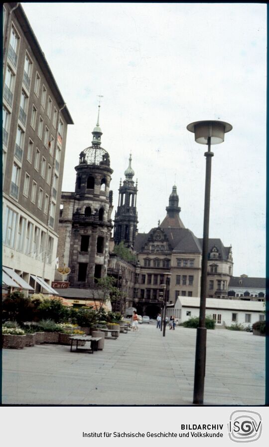 Blick durch die Schloßstraße in Dresden mit der Ruine des Dresdner Schlosses, de, Turm der Katholischen Hofkirche und dem rekonstruierten Georgentor.
