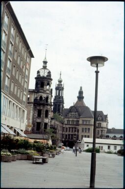 Bild: Blick durch die Schloßstraße in Dresden mit der Ruine des Dresdner Schlosses, de, Turm der Katholischen Hofkirche und dem rekonstruierten Georgentor.
