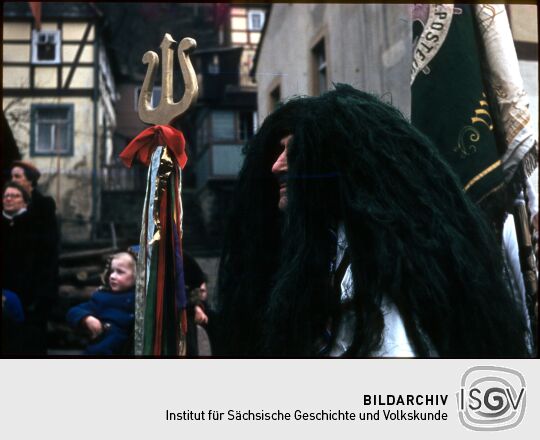 Umzug der Schifferfastnacht in Postelwitz 1959: Teilnehmer mit Perücke und Dreizack (Neptun?)