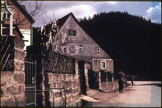 Ortsansicht von Porschendorf, in den Gärten stehen mit Ostereiern geschmückte Bäume 1961