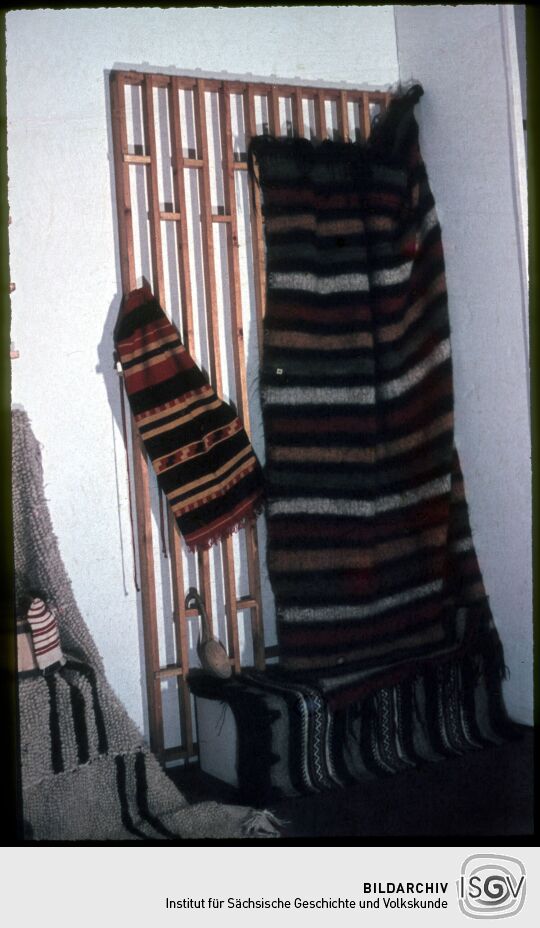 Exponat der Ausstellung bulgarischer Volkskunst 1953 in Leipzig: Stoffe