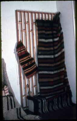 Bild: Exponat der Ausstellung bulgarischer Volkskunst 1953 in Leipzig: Stoffe