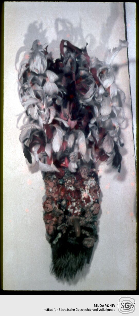 Exponat der Ausstellung bulgarischer Volkskunst 1953 in Leipzig: unbekanntes textiles Objekt mit Federn