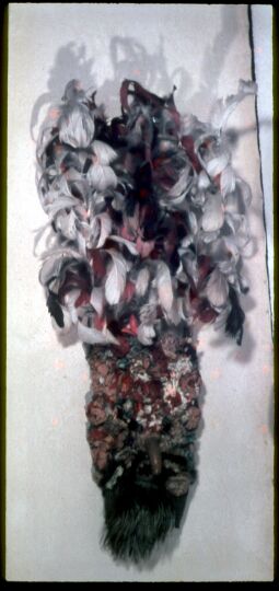 Bild: Exponat der Ausstellung bulgarischer Volkskunst 1953 in Leipzig: unbekanntes textiles Objekt mit Federn