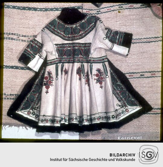 Exponat der Ausstellung bulgarischer Volkskunst 1953 in Leipzig: Bestickte Jacke