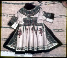 Bild: Exponat der Ausstellung bulgarischer Volkskunst 1953 in Leipzig: Bestickte Jacke