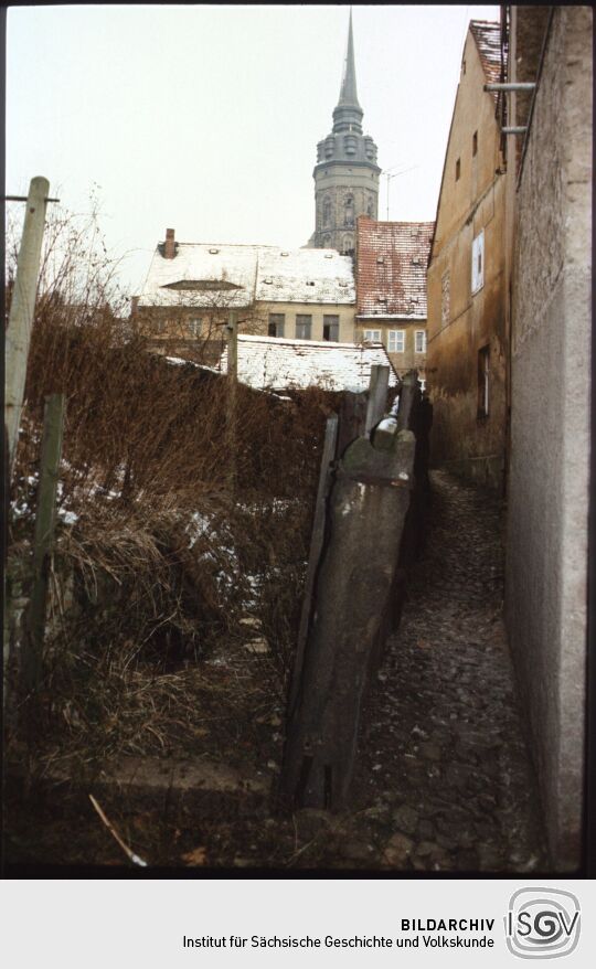 Blick durch die Kleine Predigergasse in Bautzen zum Turm des Bautzner Doms St. Petri 1994