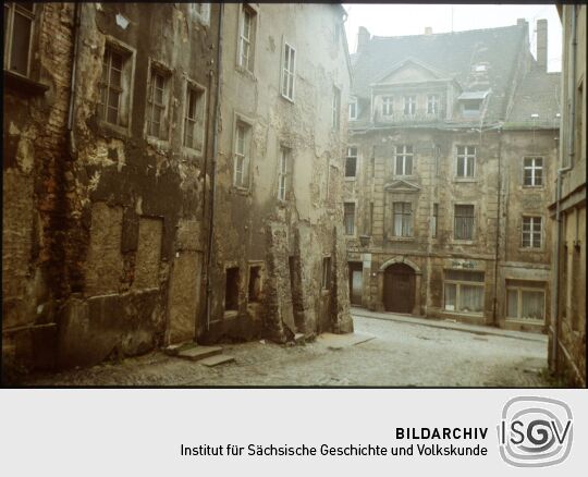 Blick durch die Hohengasse auf das Gebäude Heringstraße 11 in Bautzen 1984