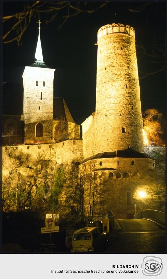 Blick über die Scharfenstegbrücke zur Alten Wasserkunst und der Michaliskirche in Bautzen bei Nacht 1988