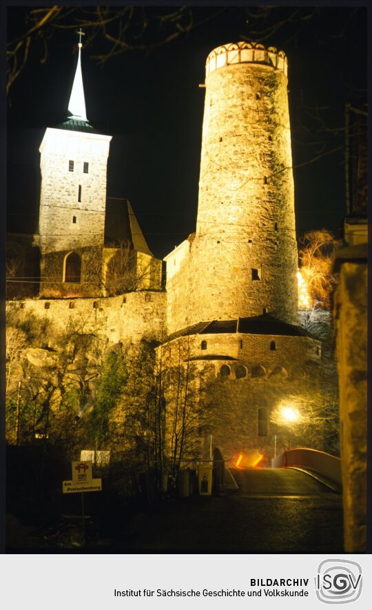 Blick über die Scharfenstegbrücke zur Alten Wasserkunst und der Michaliskirche in Bautzen bei Nacht 1988