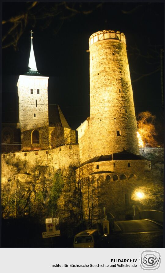 Blick über die Scharfenstegbrücke zur Alten Wasserkunst und der Michaliskirche in Bautzen bei Nacht 1988