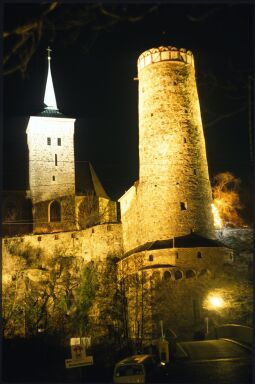 Bild: Blick über die Scharfenstegbrücke zur Alten Wasserkunst und der Michaliskirche in Bautzen bei Nacht 1988