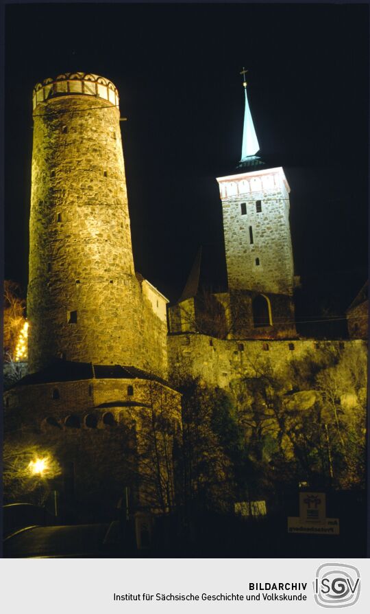 Blick über die Scharfenstegbrücke zur Alten Wasserkunst und der Michaliskirche in Bautzen bei Nacht 1988
