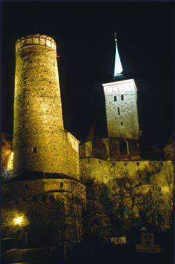 Bild: Blick über die Scharfenstegbrücke zur Alten Wasserkunst und der Michaliskirche in Bautzen bei Nacht 1988