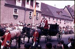 Bild: Teilnehmer eines Umzugs in Meißen in Kleidung des 18. Jh. mit einer historischen mehrspännigen Kutsche