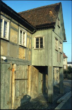 Bild: Fachwerkbau mit auskragendem Gebäudeteil, Hauptstraße 104 Neukirch in der Lausitz 1987