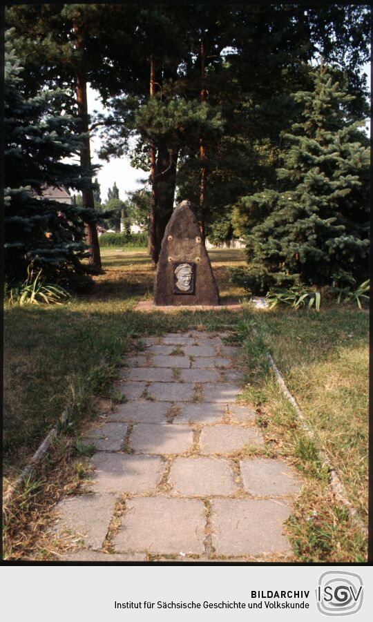 Ernst-Thälmann-Denkmal in Mügeln 1995. Über dem Relief Thälmanns fehlt eine Tafel.