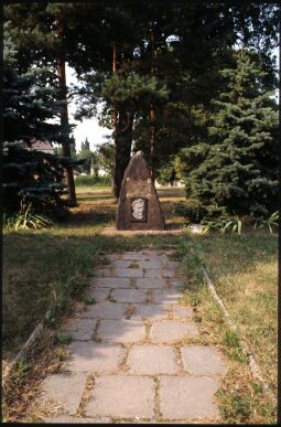 Bild: Ernst-Thälmann-Denkmal in Mügeln 1995. Über dem Relief Thälmanns fehlt eine Tafel.