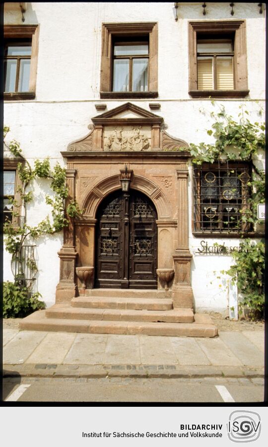 Sitznischeportal mit zwei Wappen und der Datierung auf das Jahr 1572 am Standesamt Grimmea