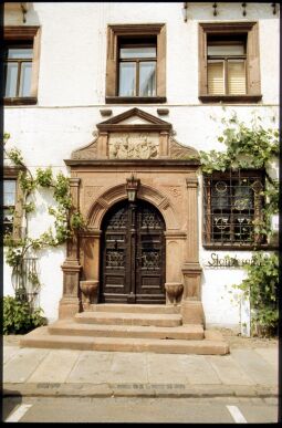 Bild: Sitznischeportal mit zwei Wappen und der Datierung auf das Jahr 1572 am Standesamt Grimmea