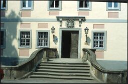 Bild: Eingangstür zu Schloss Machern 1994