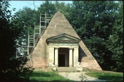 Bild: Mausoleum  im Schlosspark Machern