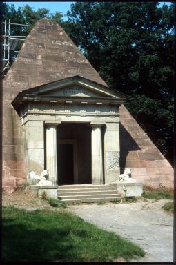 Bild: Mausoleum  im Schlosspark Machern