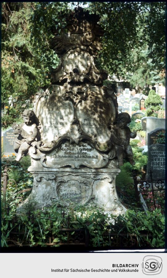 Grabstein auf dem Neustädter Friedhof in Dresden