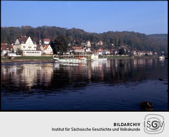 Blick über die Elbe auf Stadt Wehlen