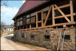 Bild: Rekonstruktion des Fachwerks an einem Gebäude in Bonnewitz