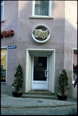 Bild: Eingang zu einer Fleischerei am August-Bebel-Platz in Weißenberg