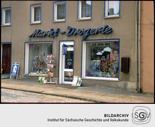 Schaufenster der Markt-Drogerie in Weißneberg